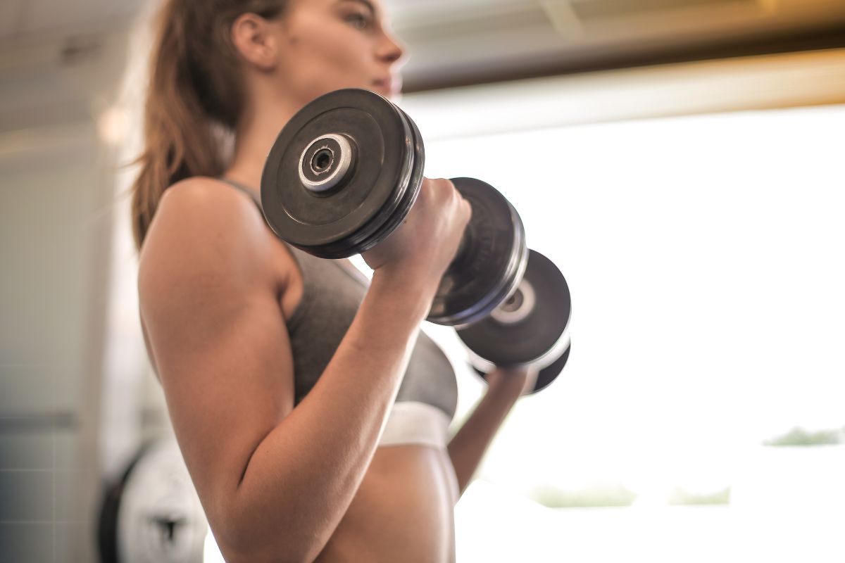 7 Beginner-Friendly Dumbbell Workouts For Ladies To Tone Up With At Home Using 2kg Weights 